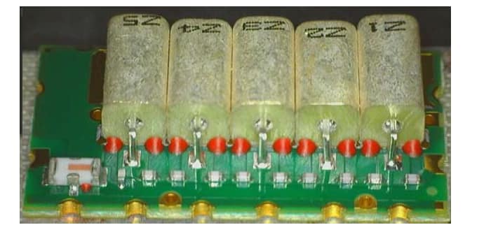 Figure 2: A Mini-Circuits 5-section ceramic coaxial resonator filter with cover removed.